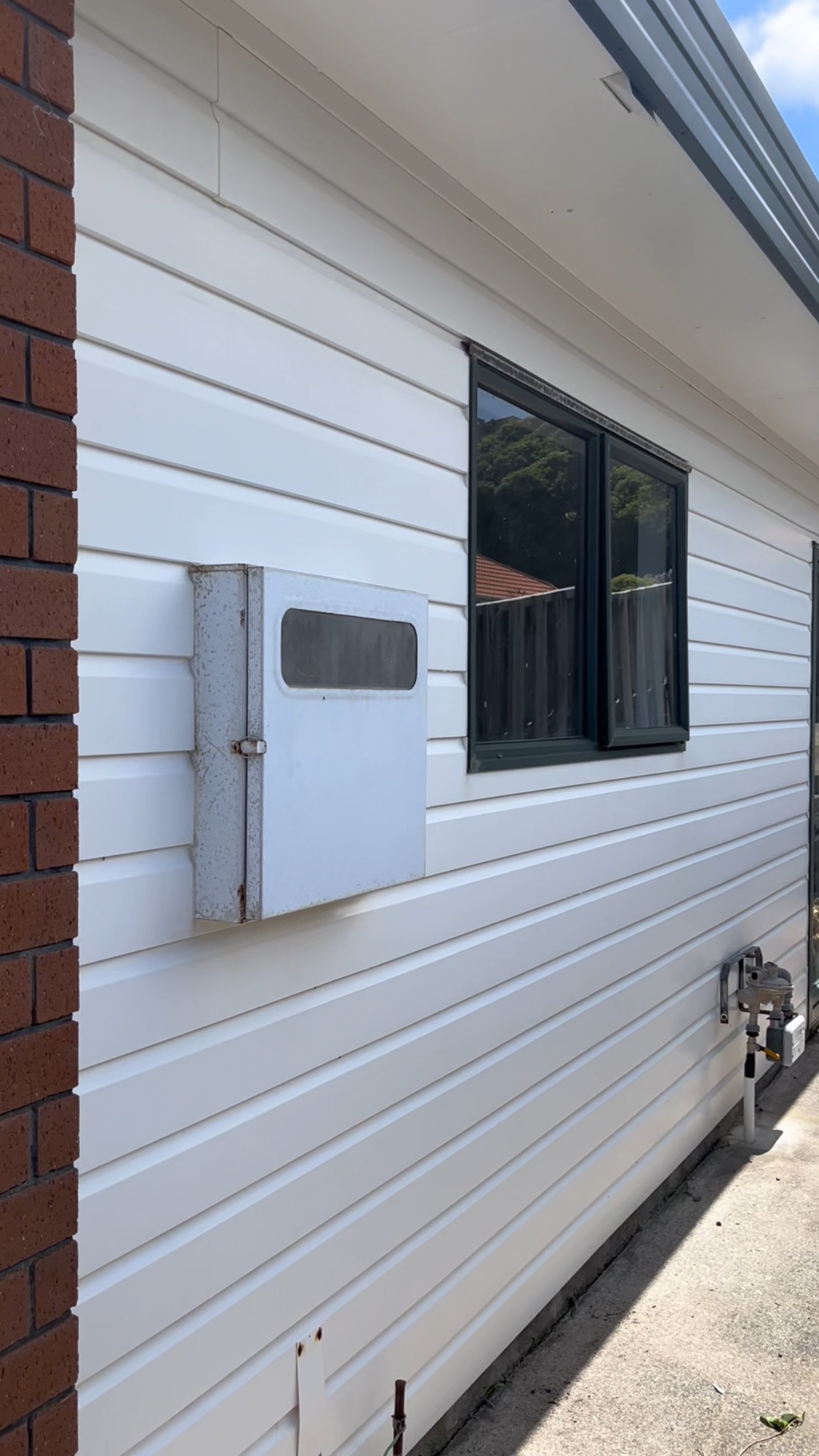 The same weatherboard cladding bright and clean after a TrueShine soft wash